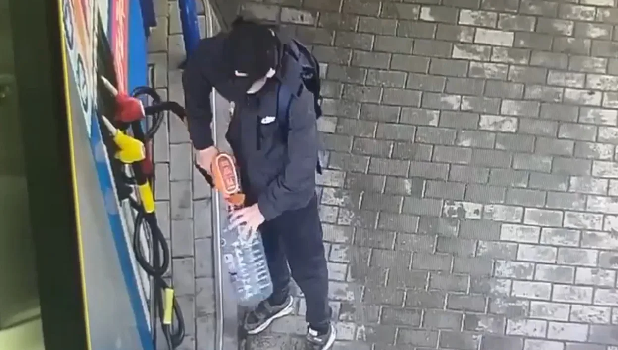 Может, кто-то узнает своих детей? Своровали бензин на Патриса Лумумбы, 4в.

Прислать новость: админ