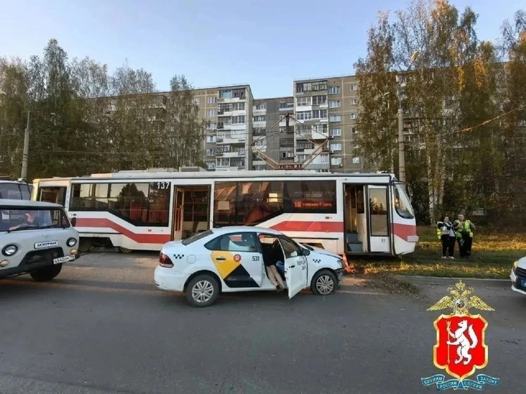 В Нижнем Тагиле женщина без прав врезалась в трамвай