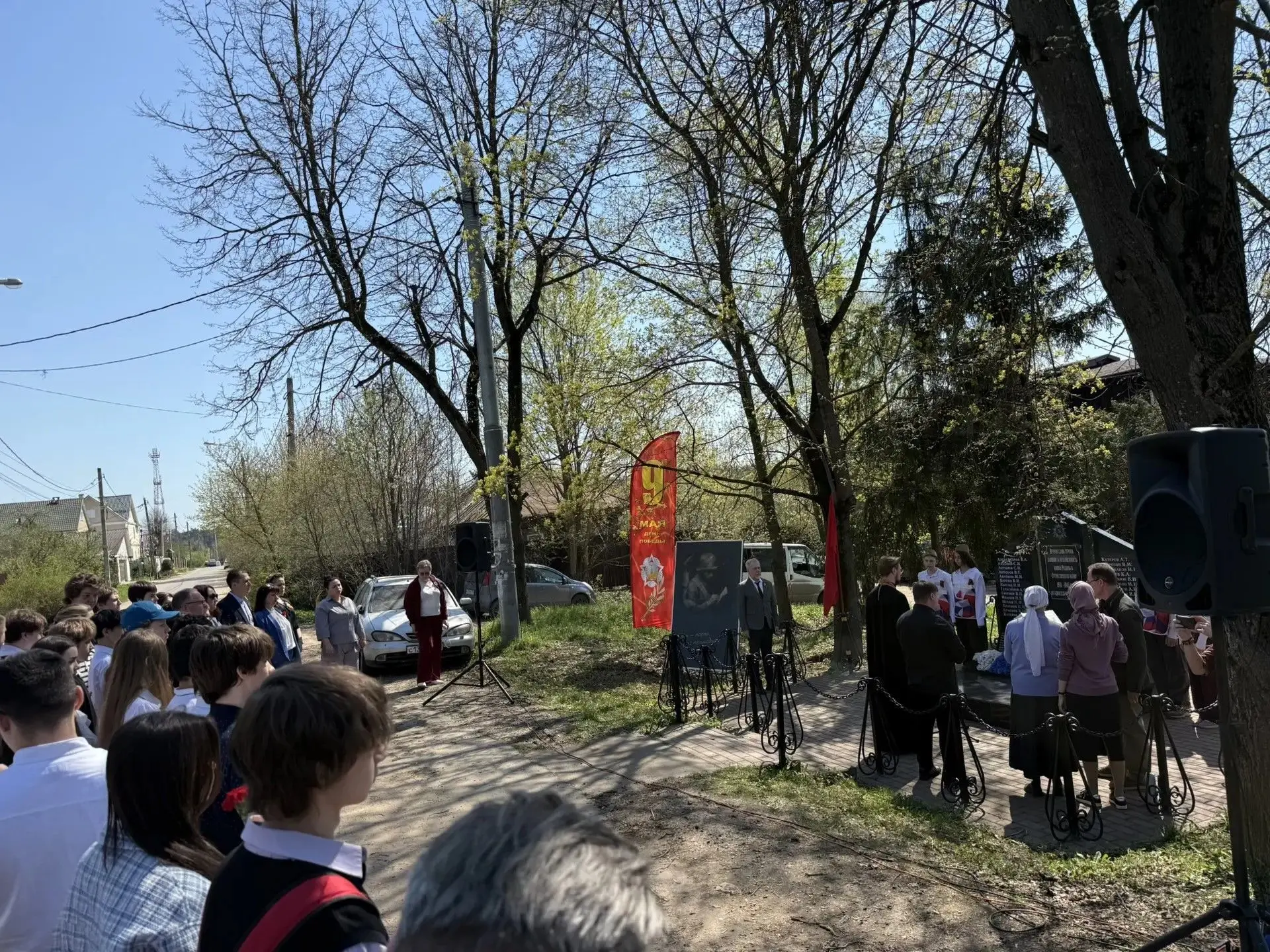 5 мая обучающиеся МАОУ «ОЦ «Лидер» приняли участие в торжественном митинге у Памятника жителям дерев