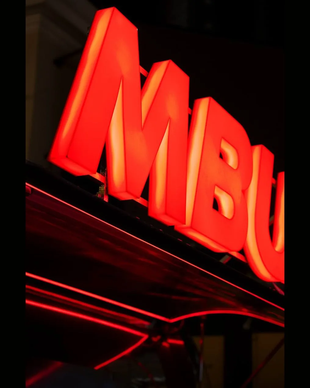 Зеркальный стритфуд-бокс Mburger от команды сети кинотеатров «Мираж» появился во дворе Василеостровс