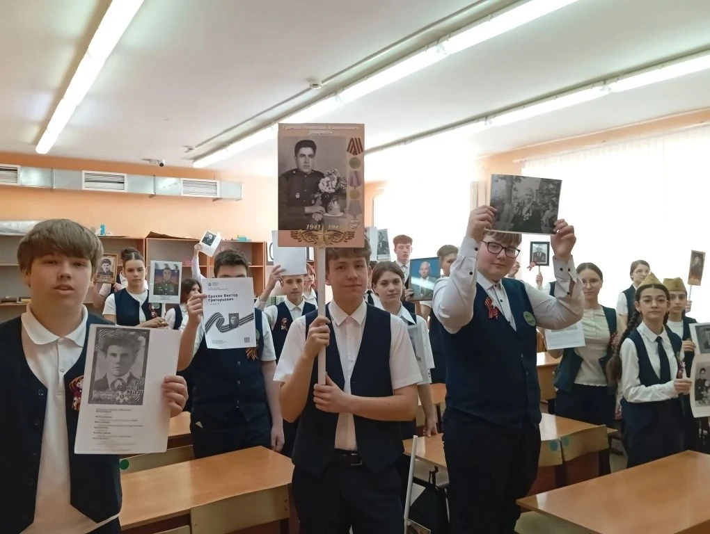 В лицее прошёл Бесссмертный полк.  В этом году формат мероприятия был локальный по классам, но также