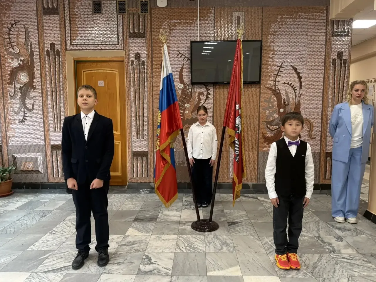 🇷🇺Начало недели в школе традиционно начинается с церемонии поднятия Государственного ...