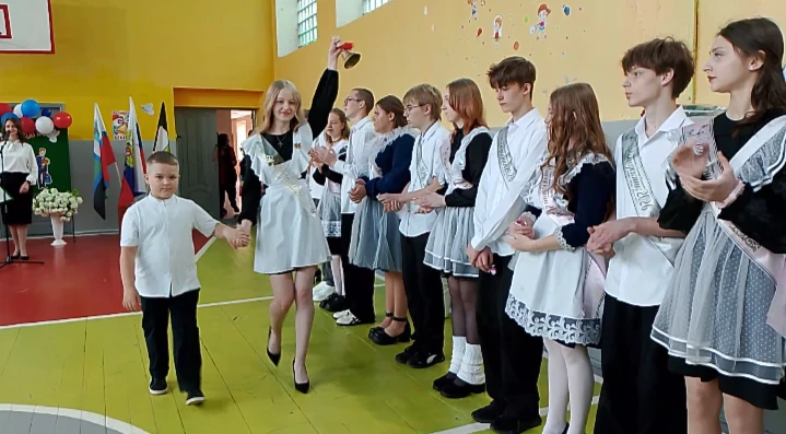 🔔 Последний звонок: в школе прошла торжественная линейка!