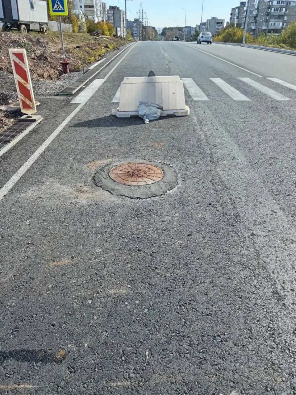 Дыра в асфальте выросла на Рабкоров. Из неё сделали люк.