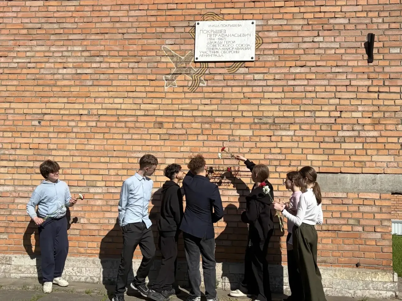 🔥6 "Б" класс провел сегодня познавательную пешую экскурсию, посвященную памятным местам Старой и Нов