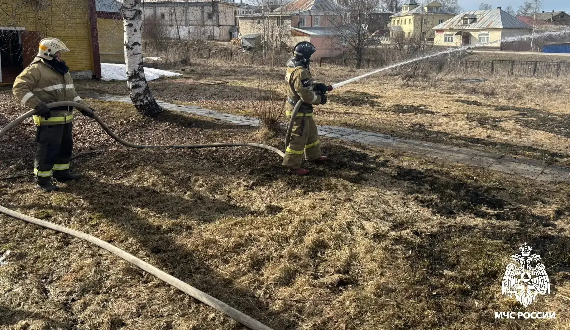 💥 Искра из трубы санатория подожгла сухую траву в Солигаличе  14 апреля днём на территории медицинск