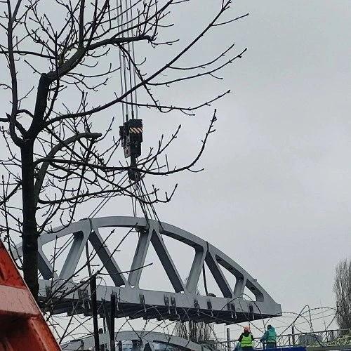 ⚡️ Реконструкция «Горбатого» моста в Симферополе затягивается  На реконструкцию мост закрыли ещё в 2