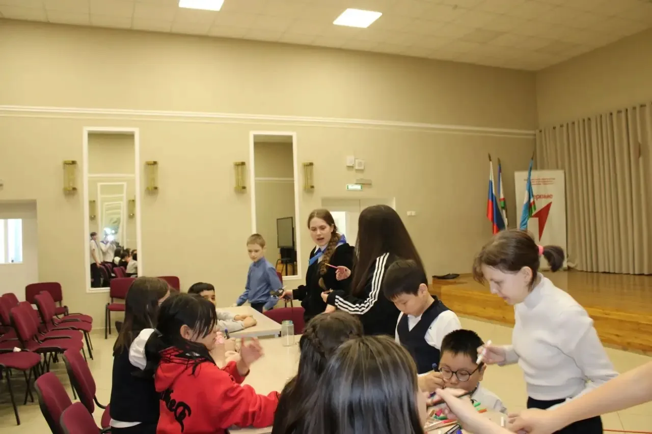 🚀 В преддверии Дня космонавтики активисты Движения Первых МОБУ СОШ №13 провели тематические классные