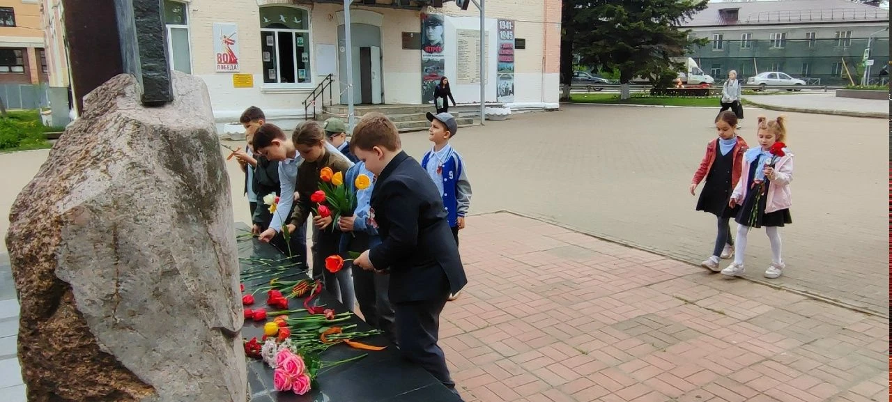 🌷Цветы для героев  🔥 Очень важно, что дети с ранних лет участвуют в таких значимых мероприятиях.  🔥 