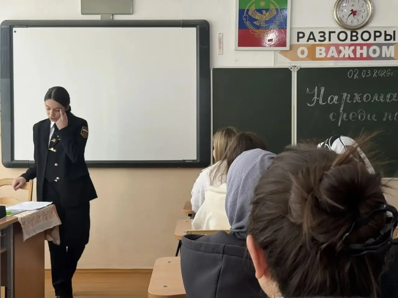 Свои среди своих: о важном без нотаций 🎓🚫  Вчера в нашей школе прошла необычная встреча. К нам приех