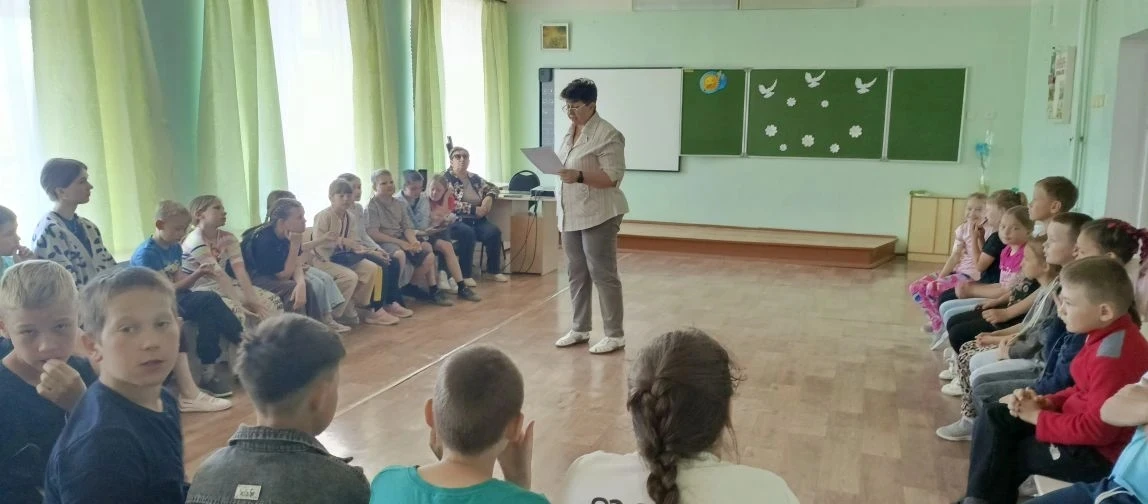 В нашем школьном лагере  прошла очень  полезная беседа. Тема — «Осторожно, клещи». Дети...