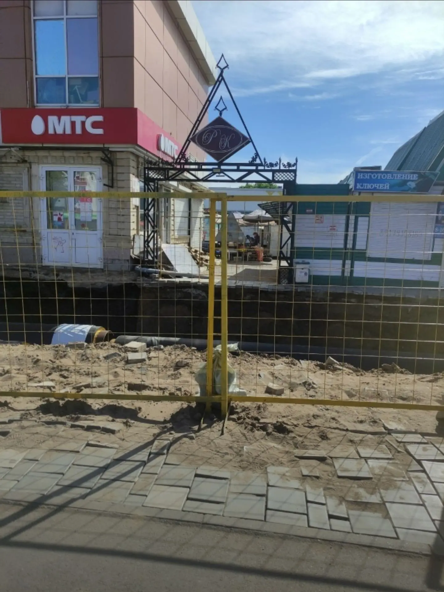 По всему городу меняют трубы. Это, конечно, хорошее дело, и неудобства можно потерпеть....