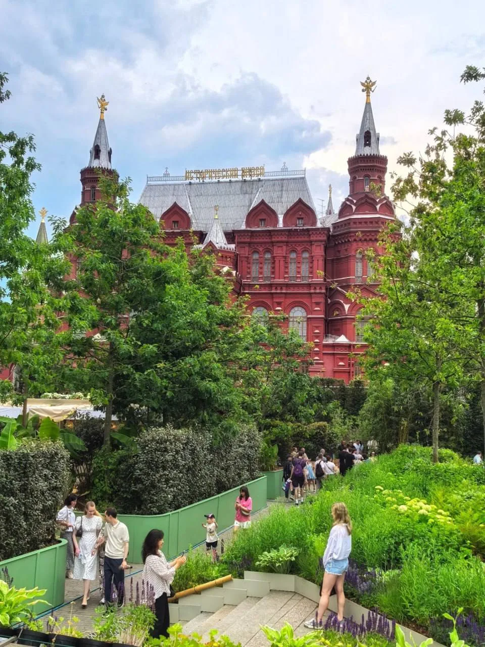 🌴 Цветущий тропический сад на Манежной площади.