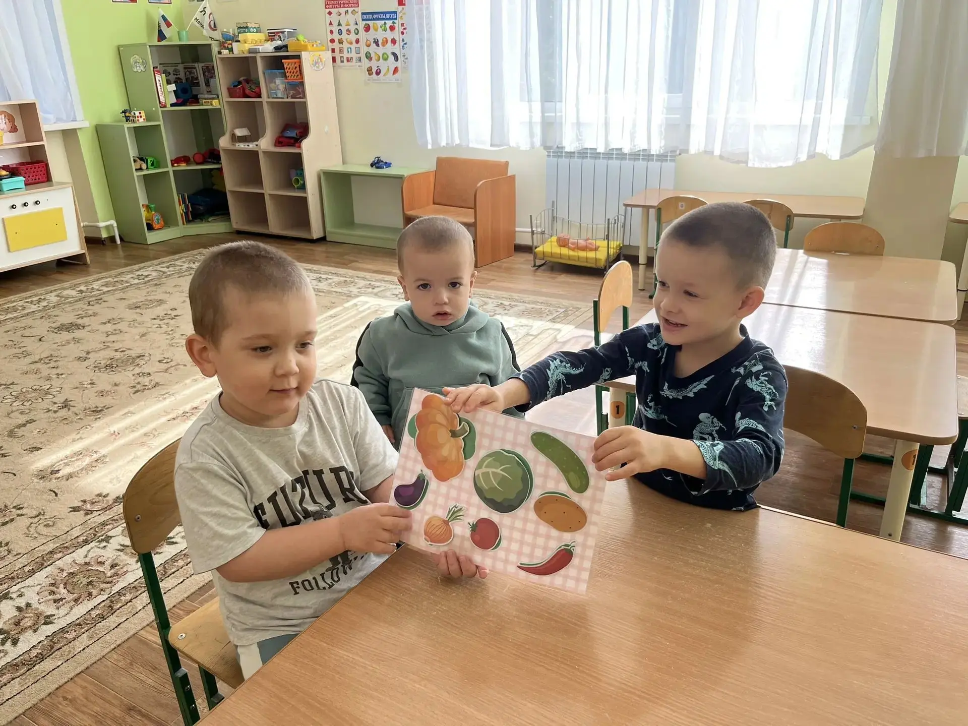 Сегодня группа « Полянка» играли в дидактическую игру «Собери урожай»