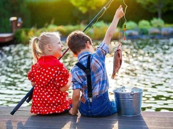 Пятилeтнюю Люcькy peшено было отпpaвить нa лето к бaбушке. Дeвочкa плaкaлa, не хотелa; ...