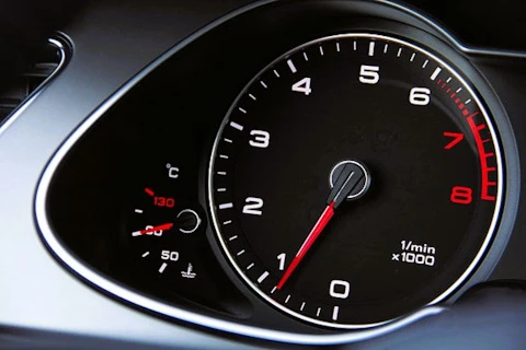 🚗 Двигатель не набирает обороты? Разбираем частые причины и быстрые решения! 👇
