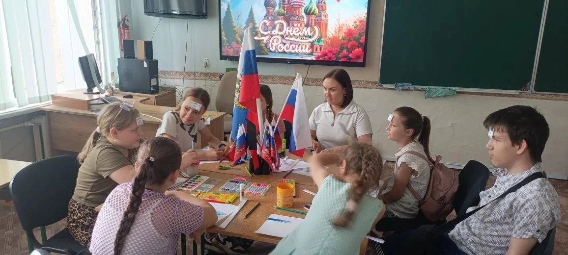"КРАСКИ РОССИИ"
12 июня в нашей стране ежегодно отмечается государственный праздник – День России. Э