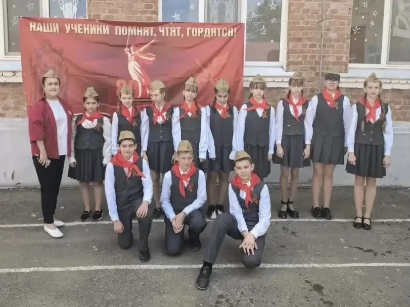 В нашей школе прошёл смотр строя и песни, приуроченный к 81-й годовщине Великой Победы 🇷🇺  В преддве
