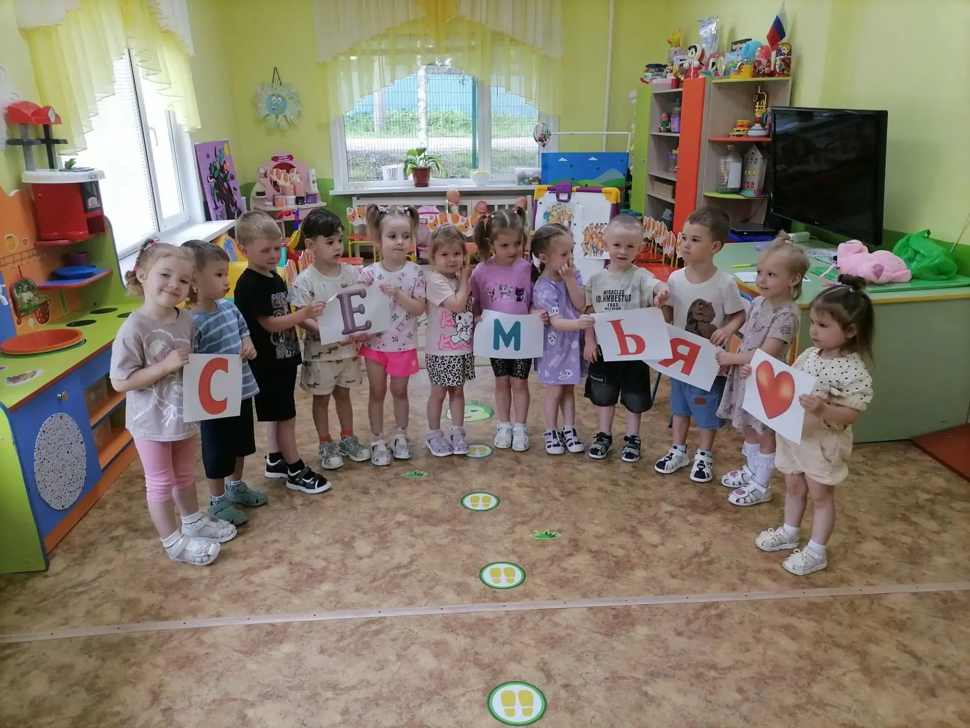 Во второй группе раннего возраста мы провели беседу «Моя семья». Мы обсудили, что такое семья и что 