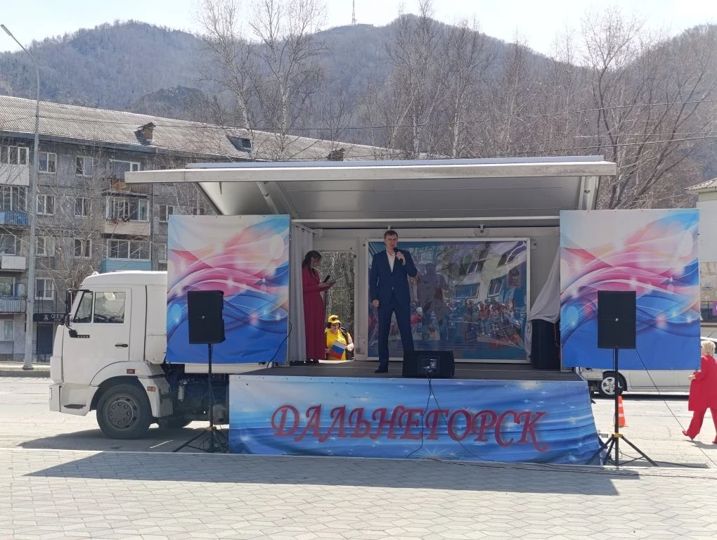 В сквере «Звезда» дальнегорцы отпраздновали «Цветущий Первомай»  Праздничный концерт, посвященный Дн