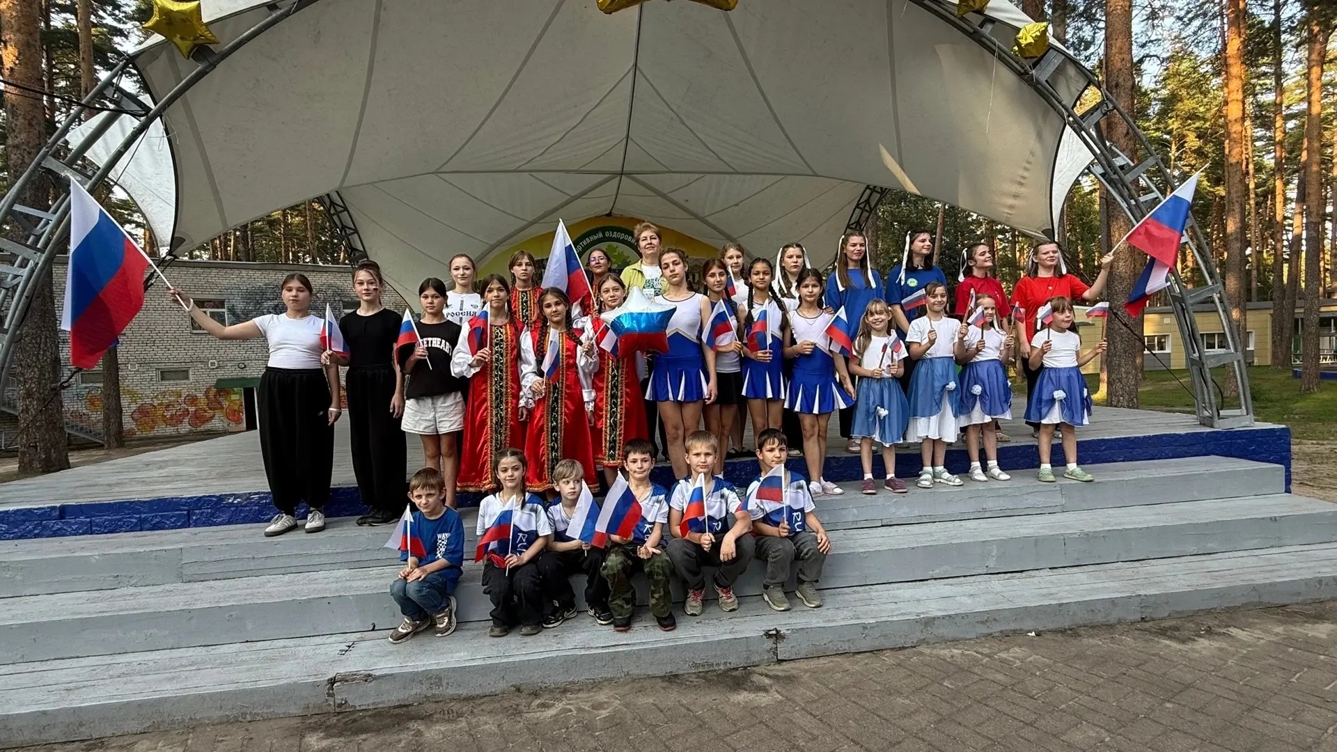Вчера в нашем лагере прошёл праздничный концерт, посвящённый Дню Государственного флага...
