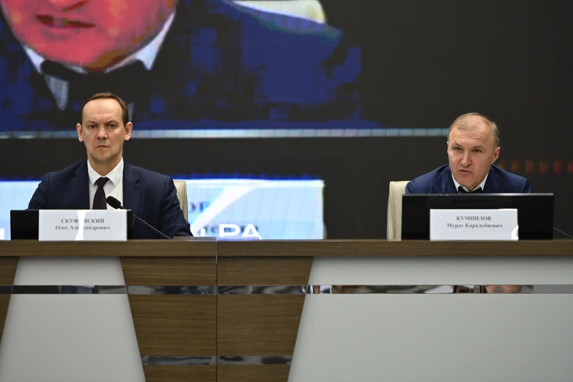 Глава Адыгеи и руководитель Росреестра провели совместное совещание в Майкопе
 
В Доме правительства