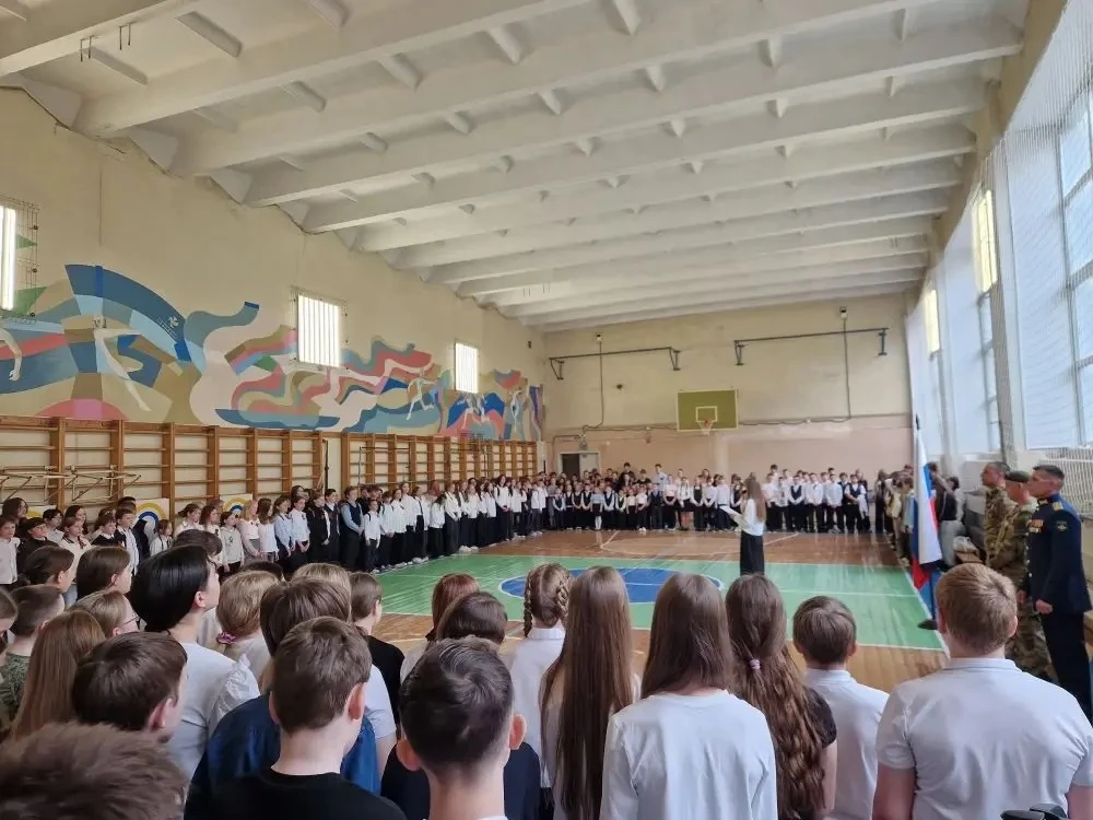 8 мая, накануне Дня Победы, в школе прошли торжественные линейки для всех параллелей — с 1-го по 11-