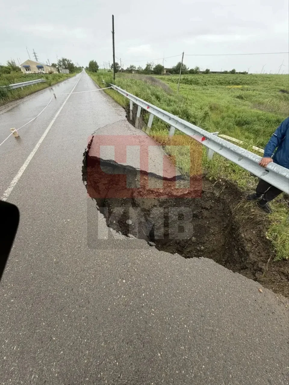 → В хуторе Стародворцовском обрушился участок подъездной дороги.   Специалисты обследовали место про