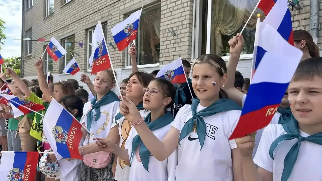 «Россия — Родина моя!»: в пришкольных лагерях Батайска прошла патриотическая программа ко Дню России