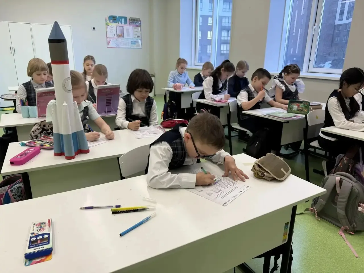 📍 Понедельник в школе «Созвездие»  ✅ Неделя открыта торжественной линейкой с выносом флага и исполне