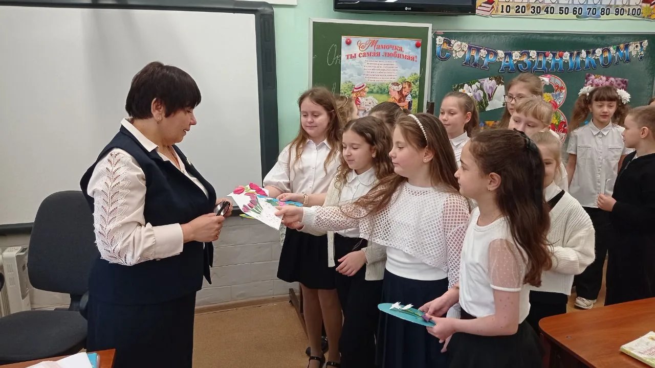 А  мы продолжаем делиться тем, как прошло празднование Международного женского для в нашей школе!  У