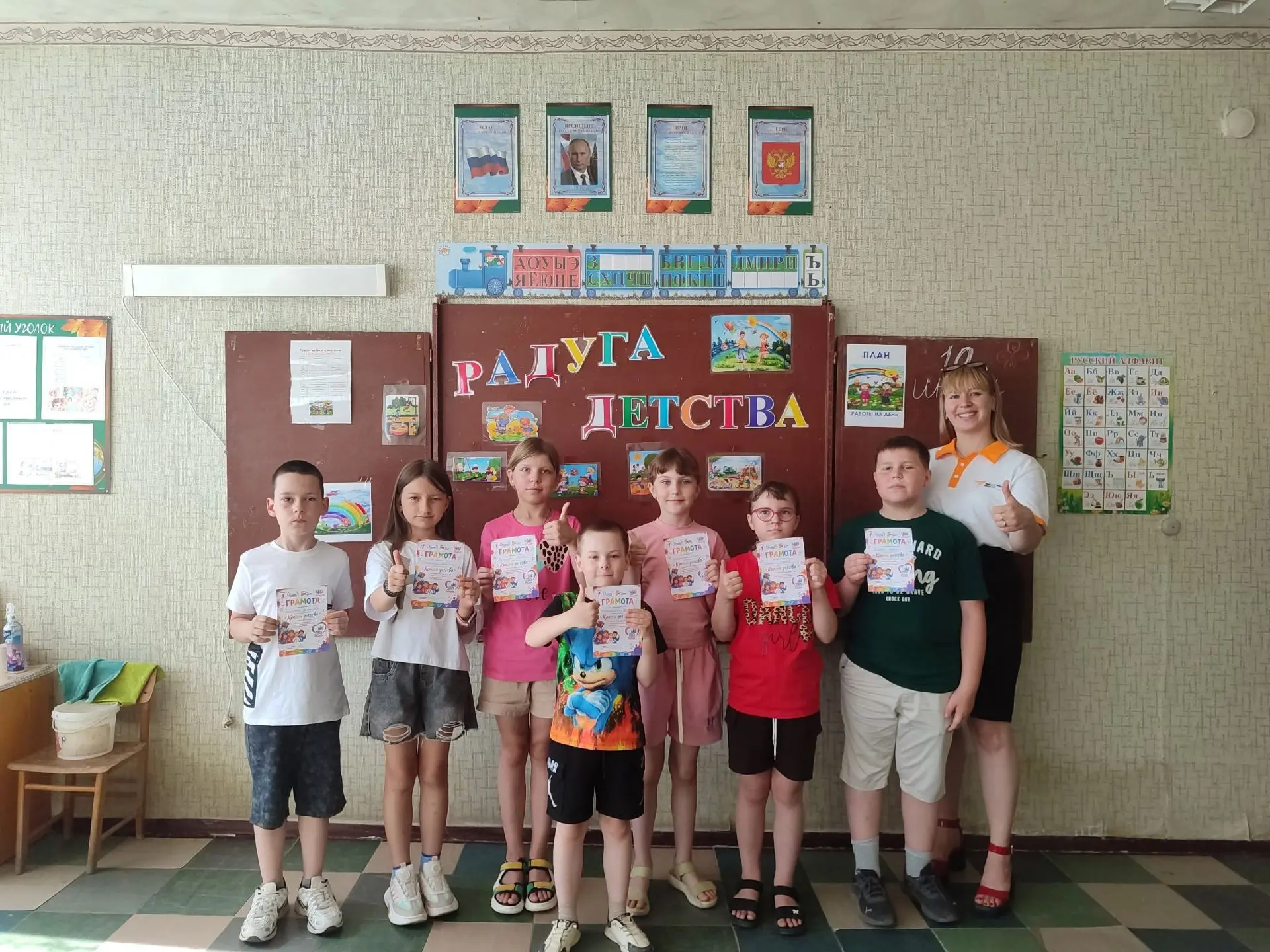 🎉🌈 В рамках празднования Дня молодёжи советник директора по воспитанию совместно с активистами шко