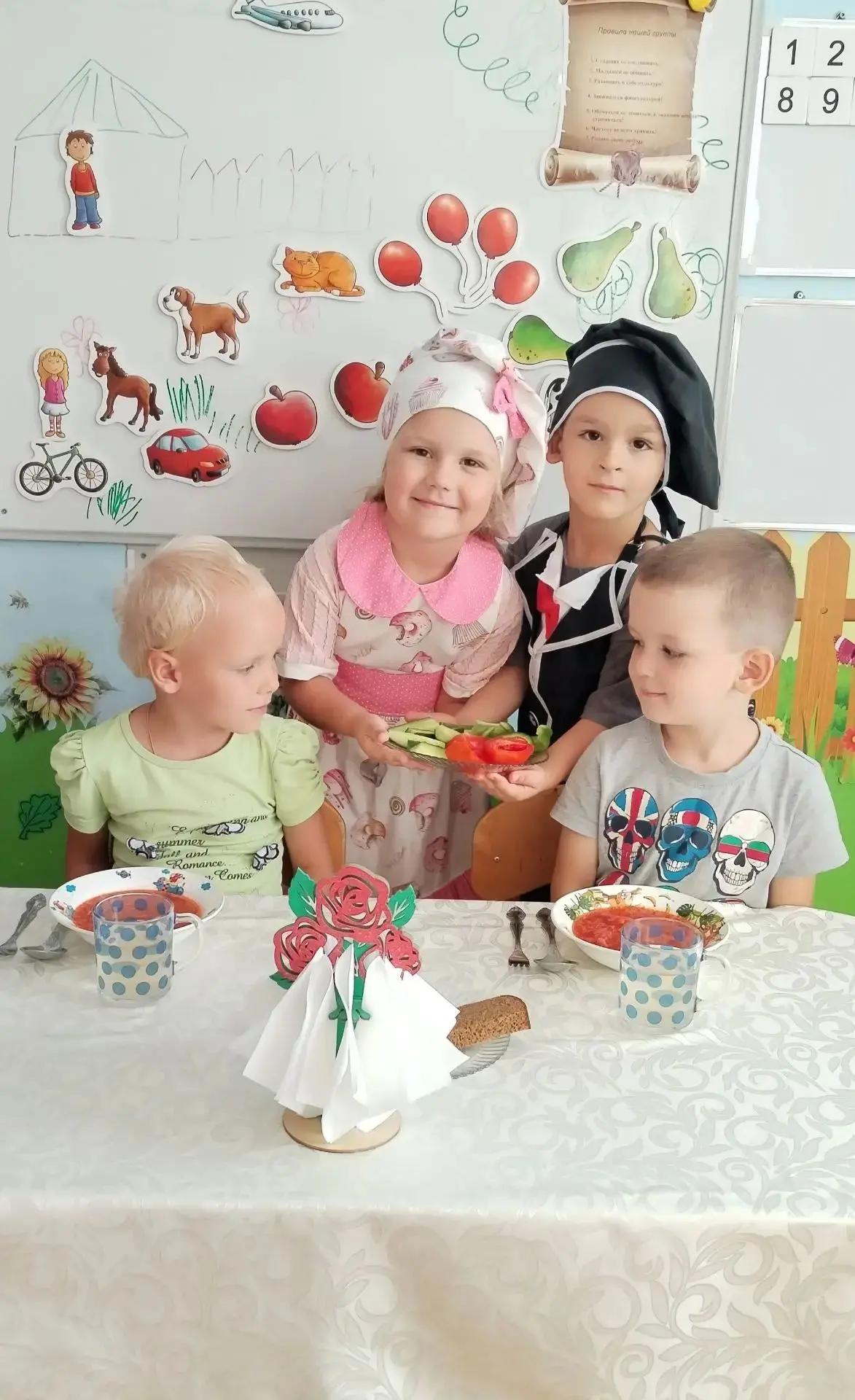 Трудовой день в теплице: ребята старшей группы — настоящие помощники!