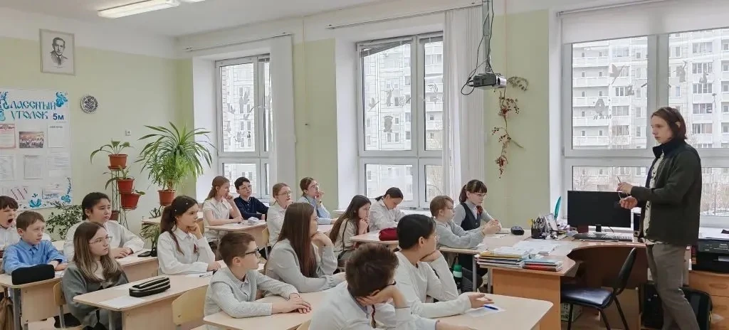 Сегодня, 28 апреля, с учащимися 5М и 6М класса провел занятие выпускник МФТИ, сотрудник Института эл