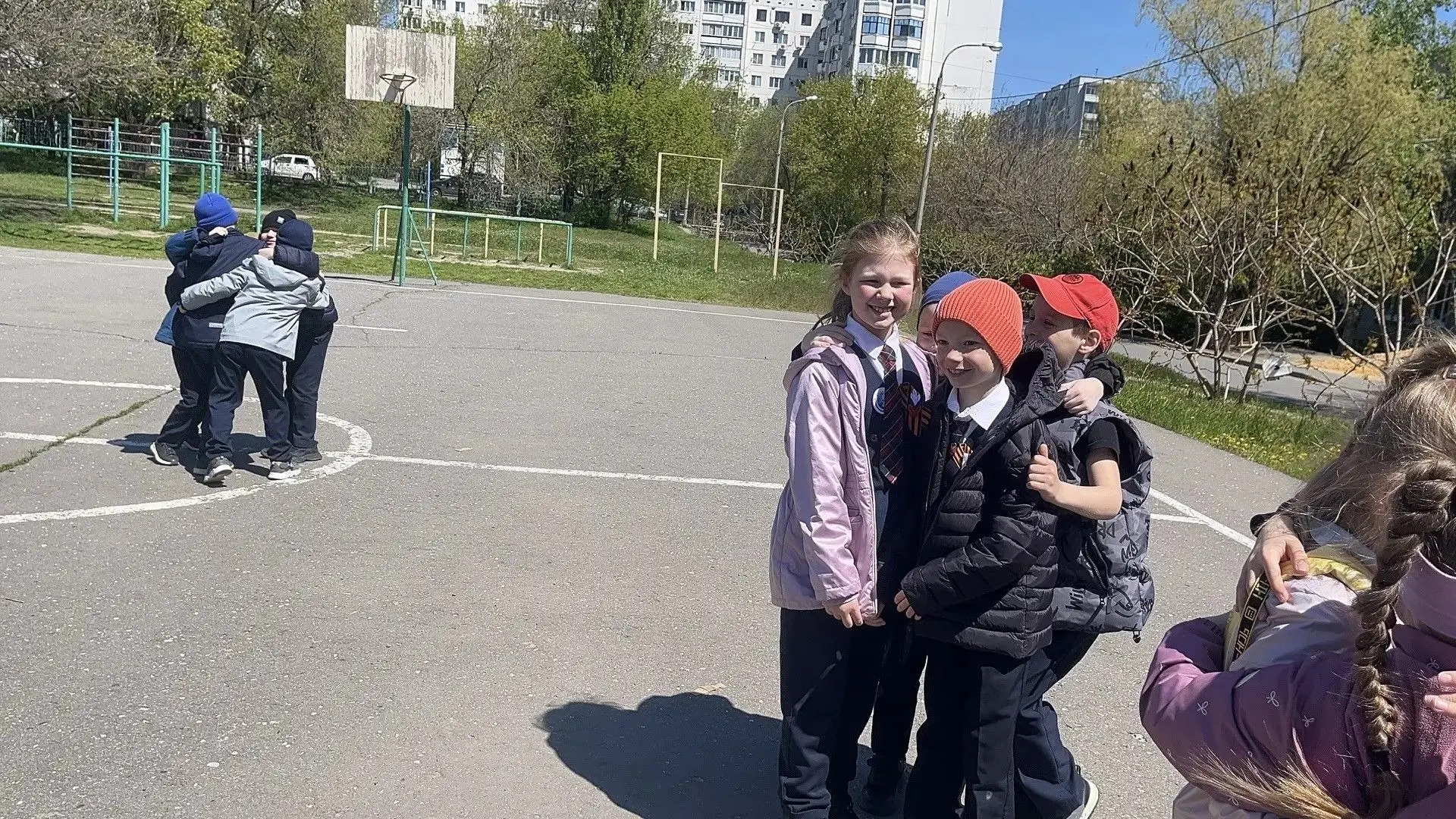Сегодня солнце на улице всеми силами зазывало 1Б класс гулять, поэтому мы решили отпраздновать день 