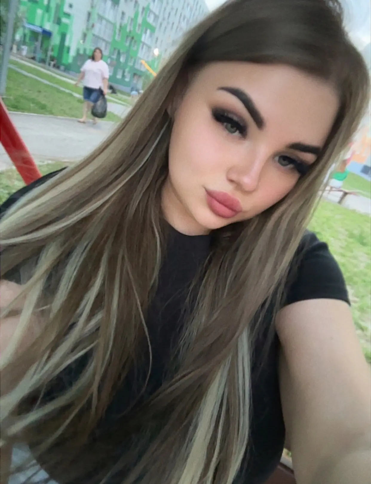 Обновила цвет волос)