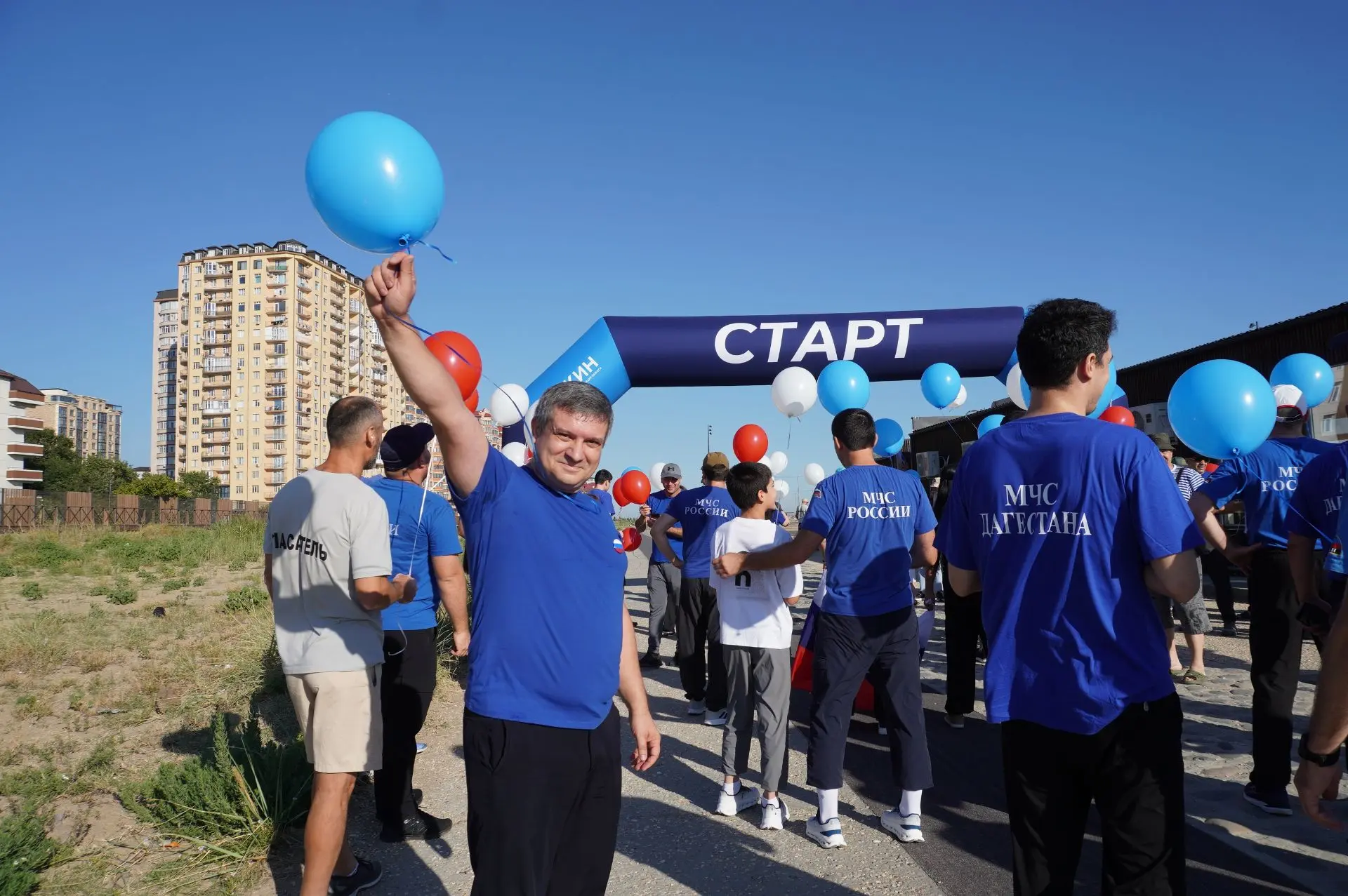 ⚪Сотрудники МЧС Дагестана 🔵приняли участие в забеге ко 🔴Дню Государственного флага