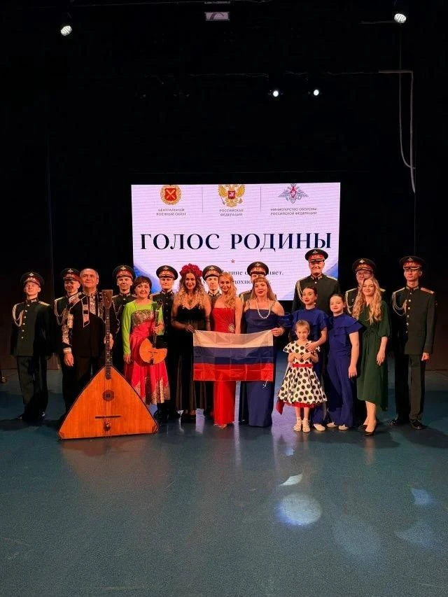 Авторские песни однополчанки прозвучали на патриотическом концерте в Доме офицеров в Екатеринбурге �