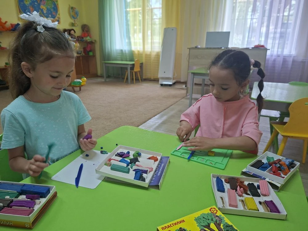 Сегодня прошло занятия по лепке  на свободную тему. Лепка для детей не только веселое и...