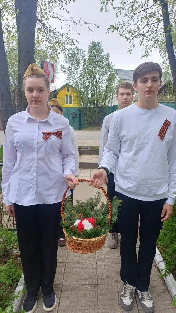 Вечная память героям: старшеклассники возложили памятные корзины к мемориалам в Звягино  Сегодня в м