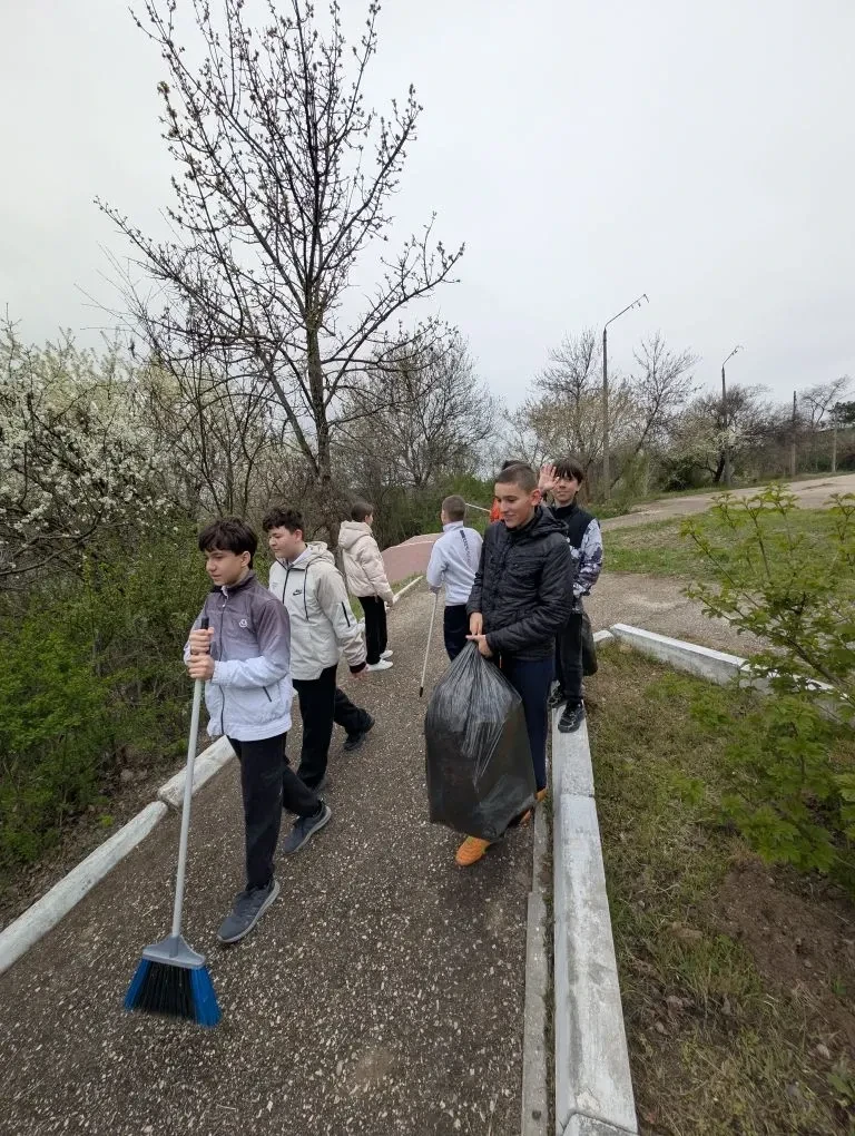 В преддверии празднования 1 Мая ученики 7 - Б класса провели субботник на территории нашей школы! Ре