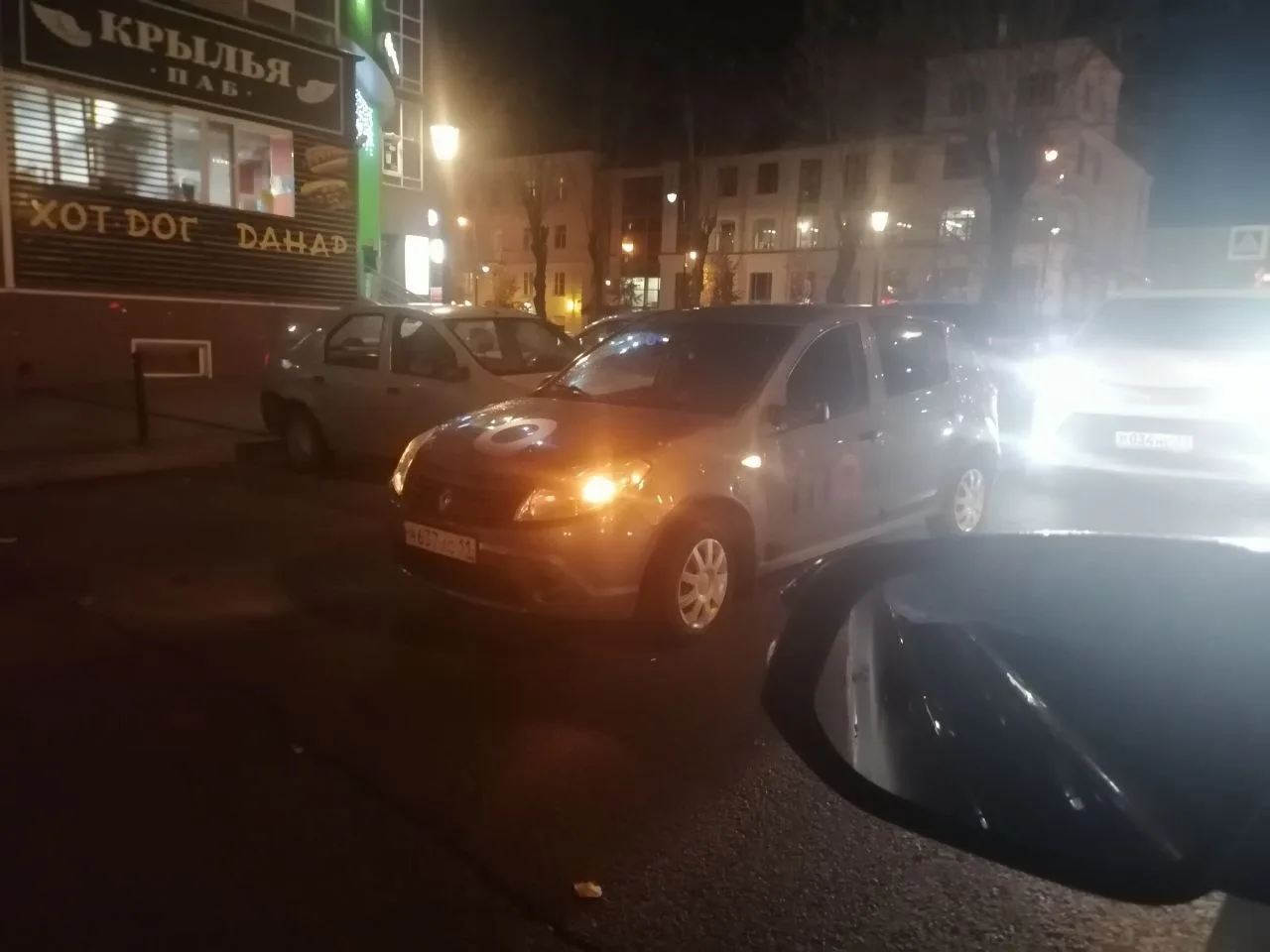 На Коммунистической улице у Звездного водители бросают машины прямо на полосе движения,...