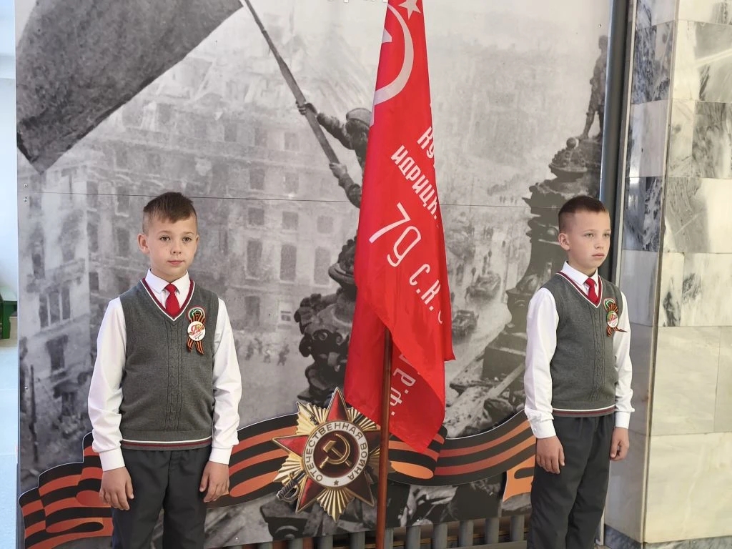 🇷🇺 Мы — наследники победителей: «Часовой у Знамени Победы»! 🔥  🫡 Несколько дней в нашем Лицее проход
