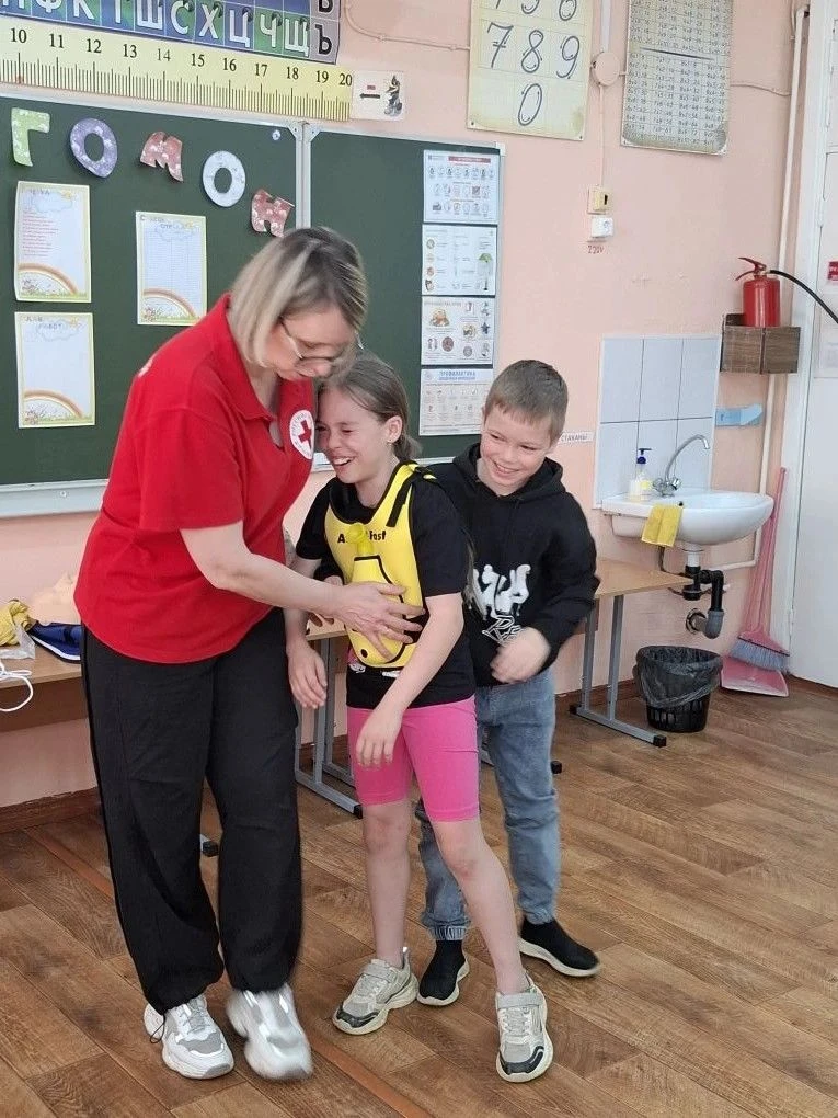 Не просто каникулы, а школа безопасности 🚑
Сегодня в нашем пришкольном лагере был необычный гость. 