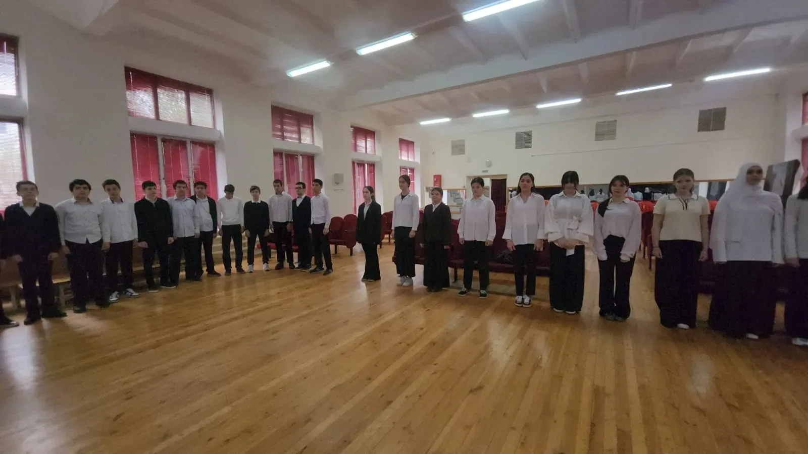 Новая учебная неделя в нашем лицее началась с главной традиции.  Утро понедельника — поднятие Госуда