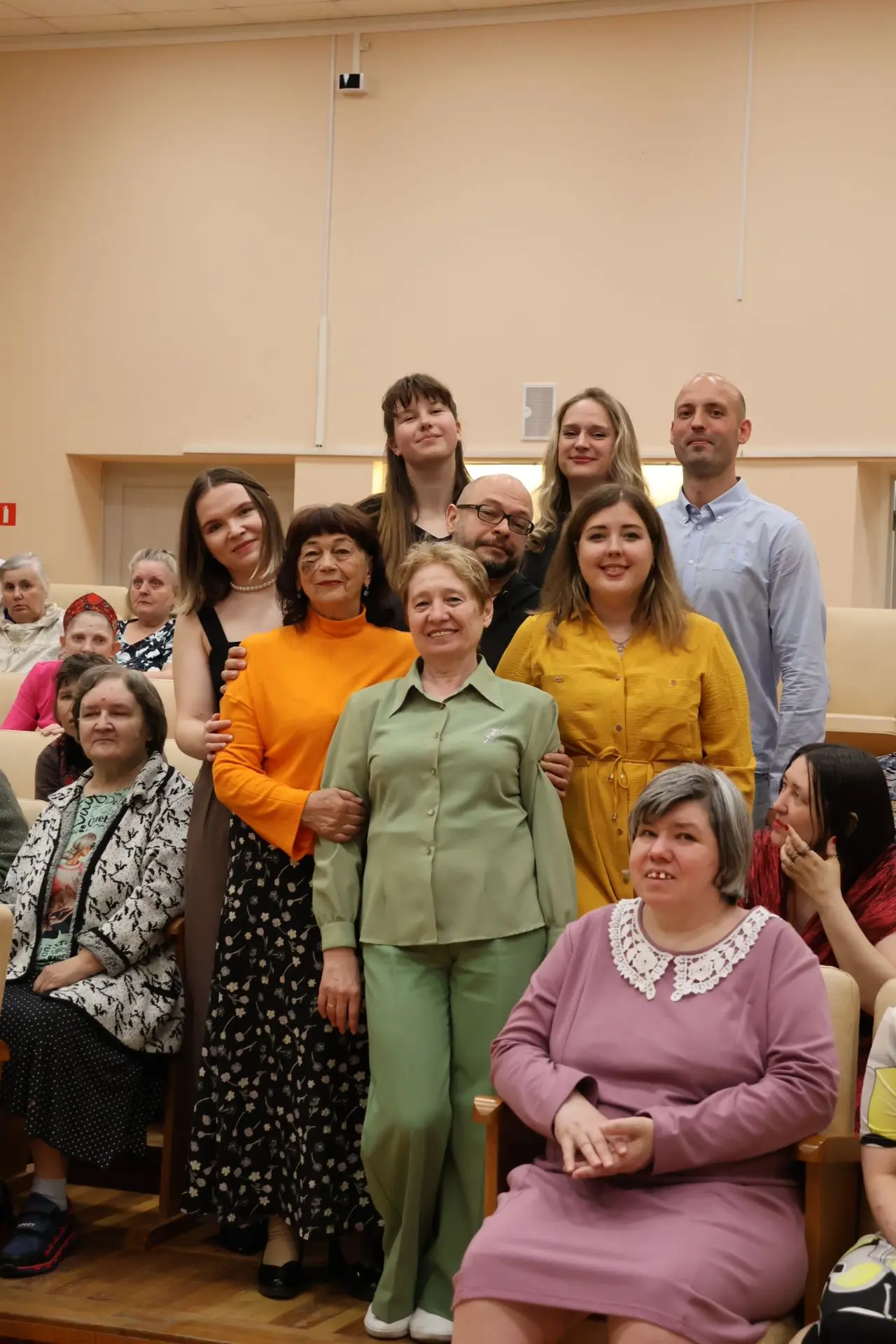 В нашем уютном доме прошёл патриотический концерт, посвящённый Дню России! ✨ Создать праздничную атм