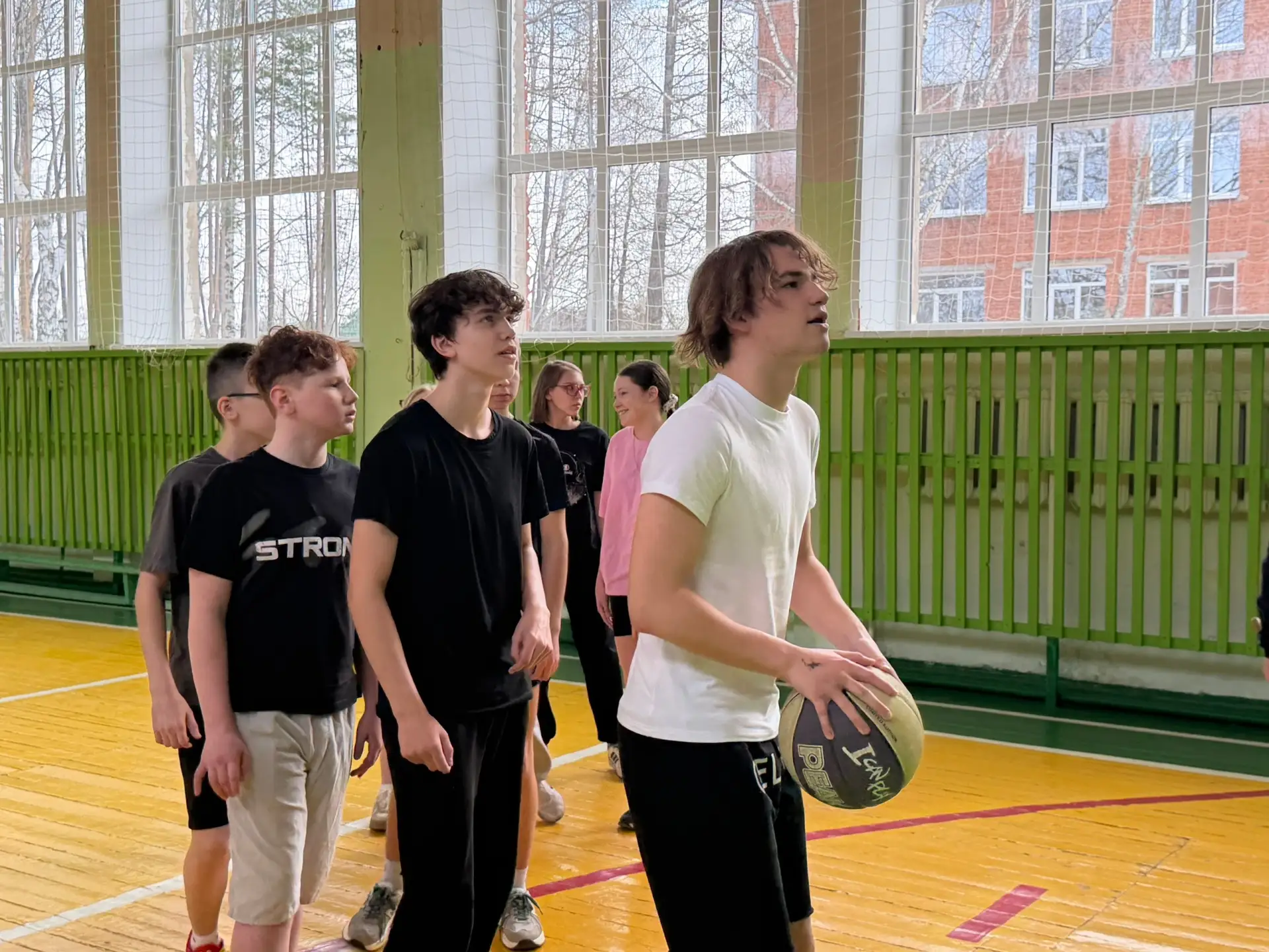 В здоровом теле - здоровый дух!  8 апреля команды 5-8 классов прошли спортивную полосу препятствий в