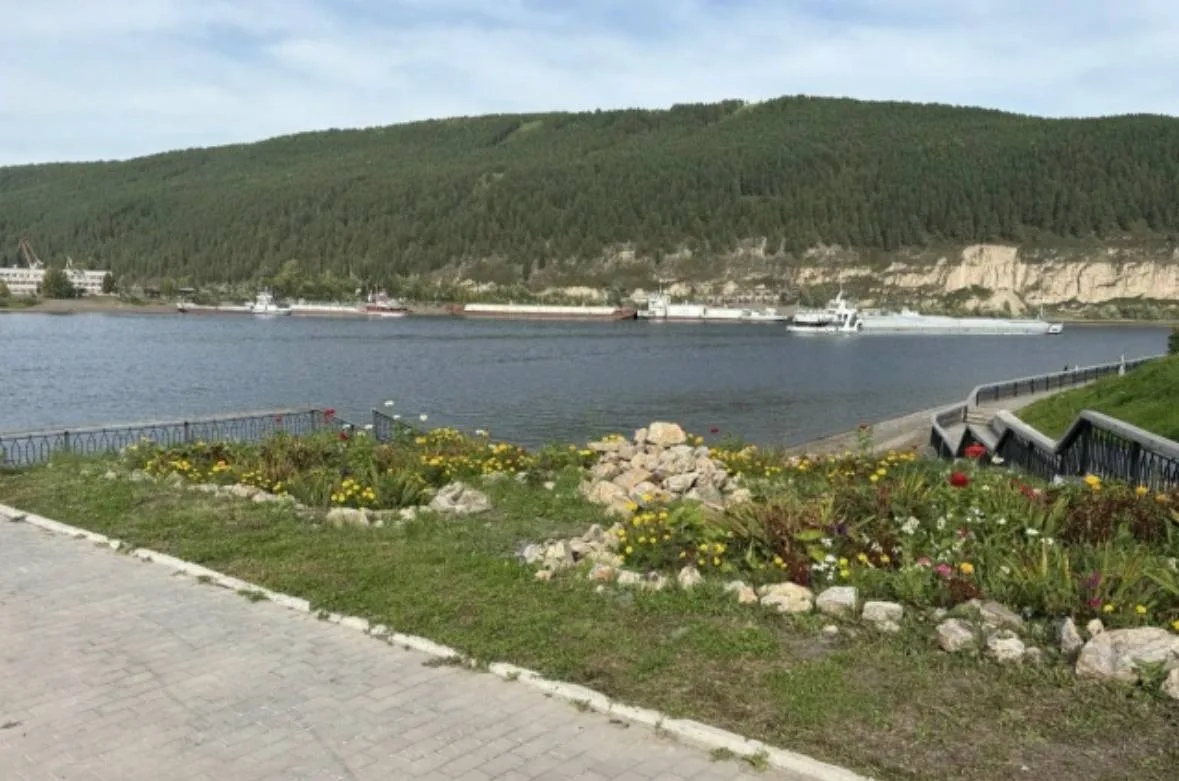 В Киренске по нацпроекту благоустраивают парк, набережную и сквер с мемориалами. В горо...