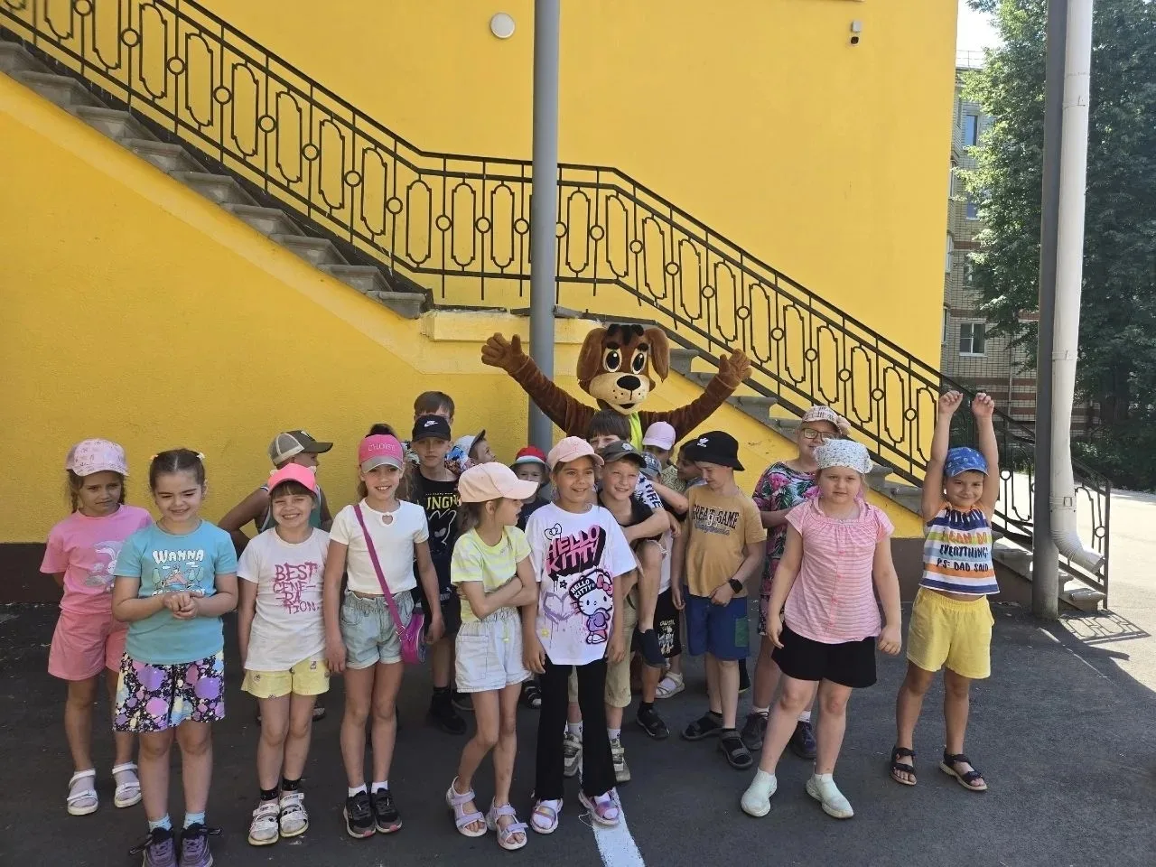 🌟 Как прошёл наш день в лагере? 

☀️ С утра пораньше – бодрящая зарядка!
Никаких сонных лиц! Под за