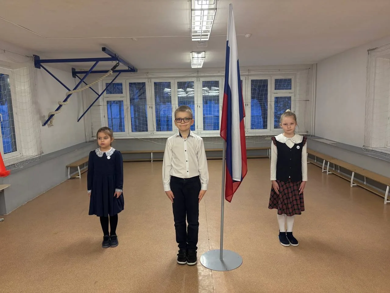 🇷🇺Учебная неделя в нашей школе началась с торжественной церемонии поднятия и выноса Государственного